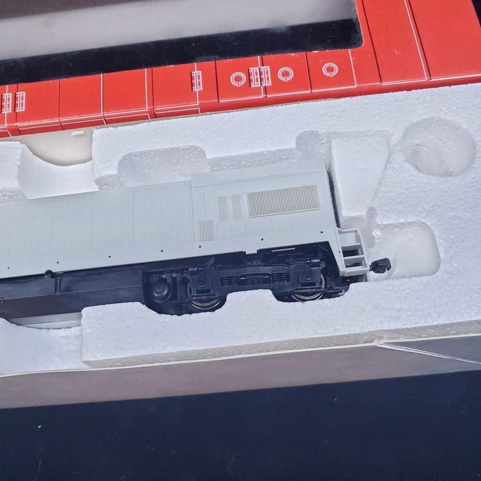 Atlas 8650 HO Undecorated (AAR Type B) Powered GE U23B Diesel Locomotive New - Image 3 of 4