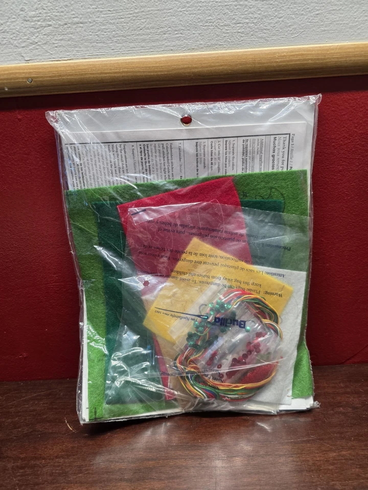 Bucilla "O'Christmas Tree" felt ornament kit, item number 84807, from 2002. - Image 4 of 4