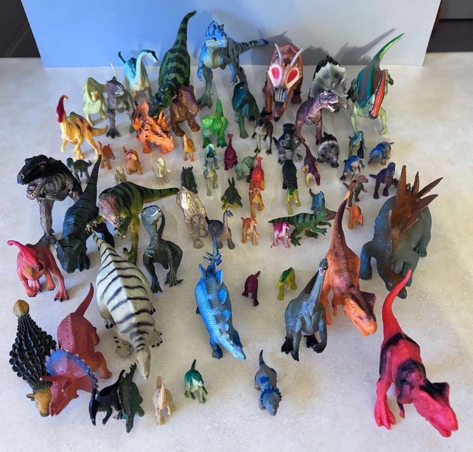 Lote de 67 juguetes dinosaurios miniatura diferentes de plástico/caucho. 3/4" hasta aprox 6". Foto 2 de 4