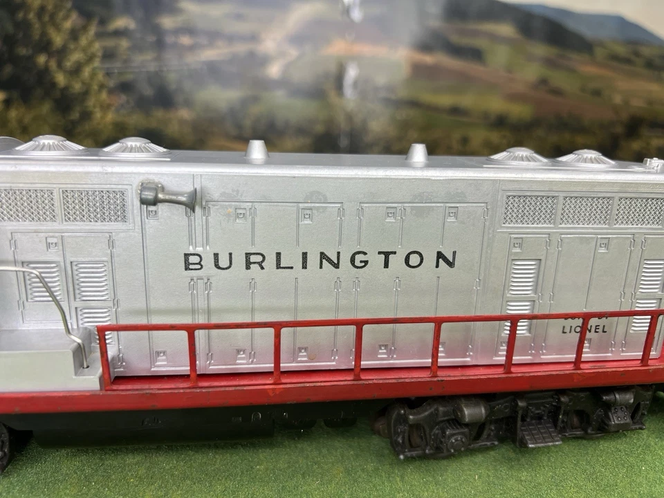 LIONEL POSTWR 2328 BURLINGTON GP-7 DIESEL ENGINE/LOCOMOTIVE FROM 1955-56 - Image 4 of 4