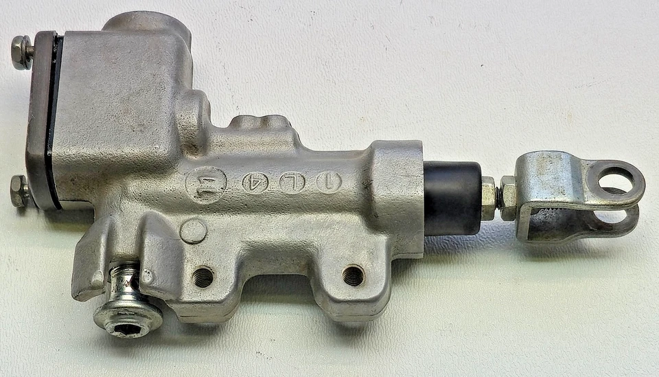 Cilindro maestro freno trasero Suzuki RMZ 450 2008-2013 OEM 69604-28H00 RMZ450 Foto 2 de 4