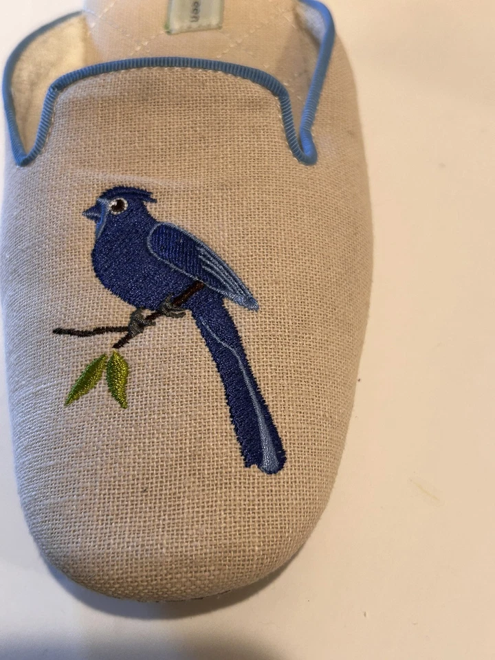 Zapatilla Patricia Verde Bordada Pájaro Azul Color Natural Talla 8. 100% lino. Foto 2 de 4