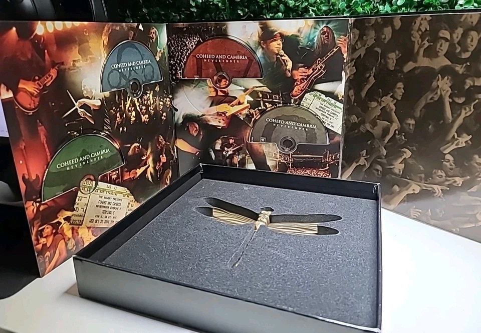 Coheed And Cambria SIGNED Neverender Children Of The Fence Limited Box Set 3000 - Image 2 of 4