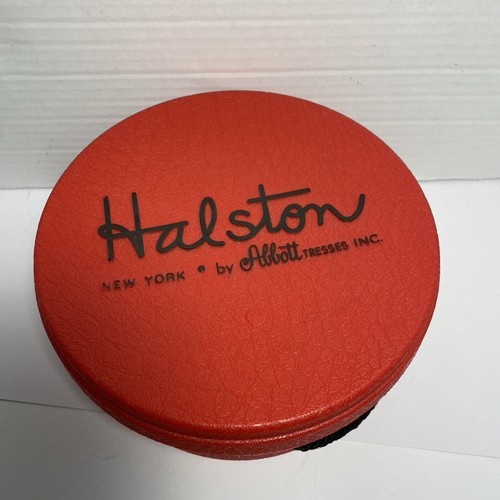 PELUCA SOMBRERO CAJA de plástico rojo vintage HALSTON New York con correa de transporte 7 3/4" - Imagen 2 de 9