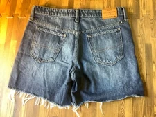 Lucky Brand Cut Off Boyfriend Jeans Shorts Women’s Tag 6/28 (33x5) Med/Dark Wash