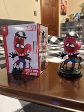 Gentle Giant Spiderman Vs Venom Animated Statue - Skottie Young Limited Edition