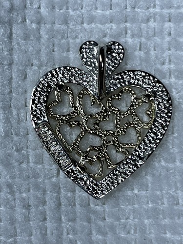 Colgante de 20 mm de corazones dentro de un corazón de oro amarillo y plata de ley de 10 quilates - Imagen 4 de 7