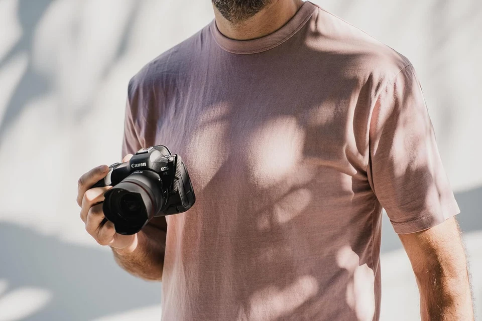 Lente ultra gran angular compacta de enfoque automático Rokinon 12 mm F2.0 para Canon RF-S Foto 3 de 4