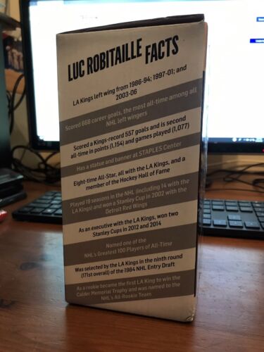Mini estatua de Luc Robitaille Los Angeles Kings HOF 2/18/19 NHL - Imagen 3 de 3