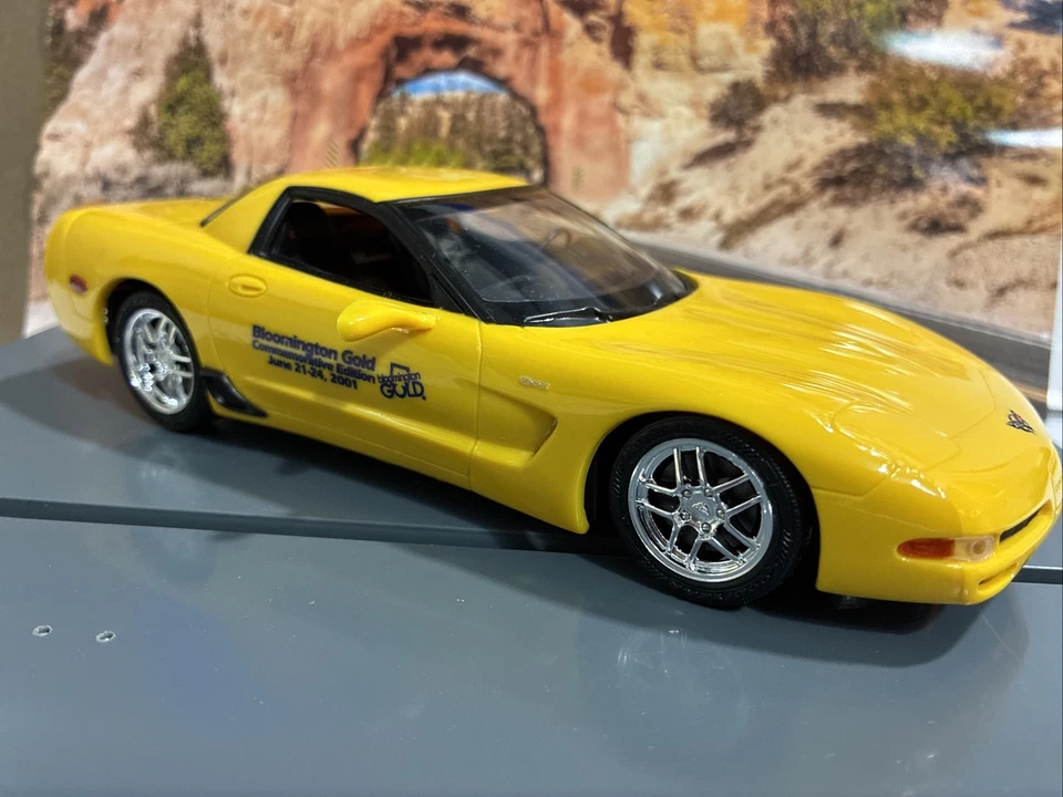 2001 Corvette modelo promocional carro 1/25 Bloomington Gold Z06 excelente com caixa - Imagem 3 de 4