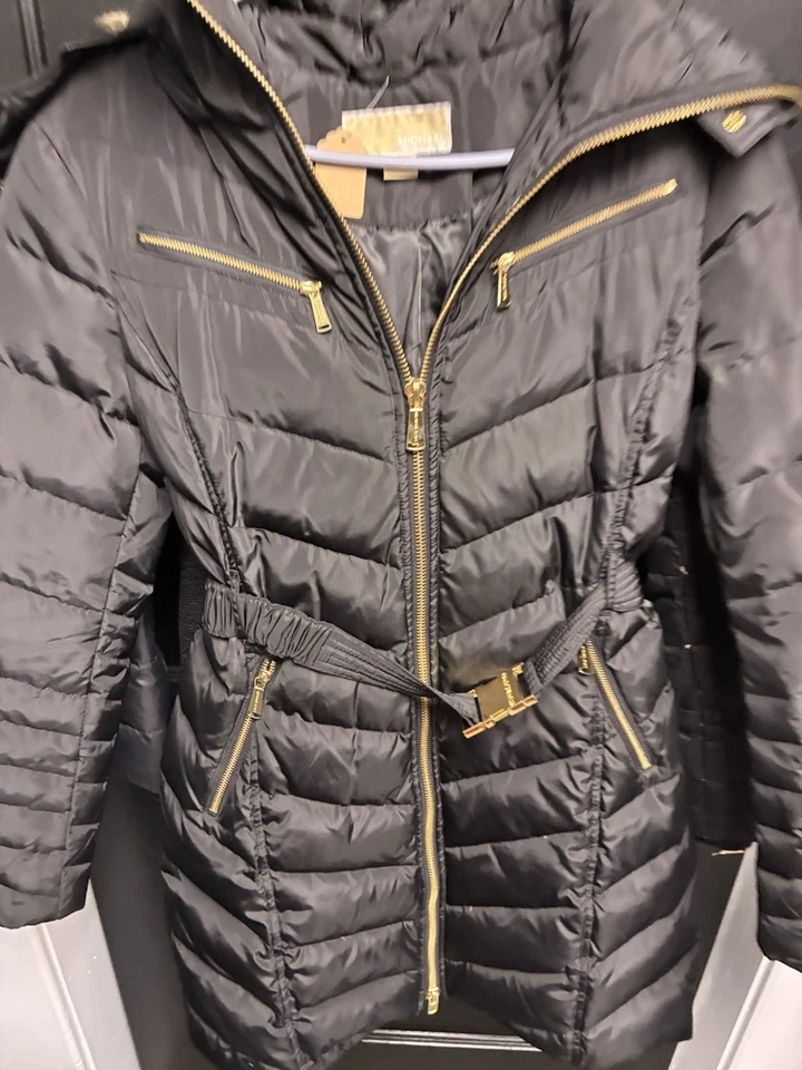 Chaqueta acolchada acolchada con capucha con ribete de piel sintética para mujer Michael Kors en negro talla S Foto 2 de 4