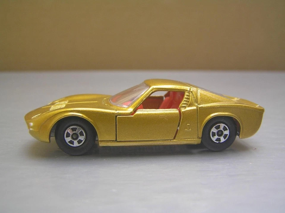 Matchbox Superfast MB33 Lamborghini Miura P400 rare red interior NM+ Condition - Image 3 of 4
