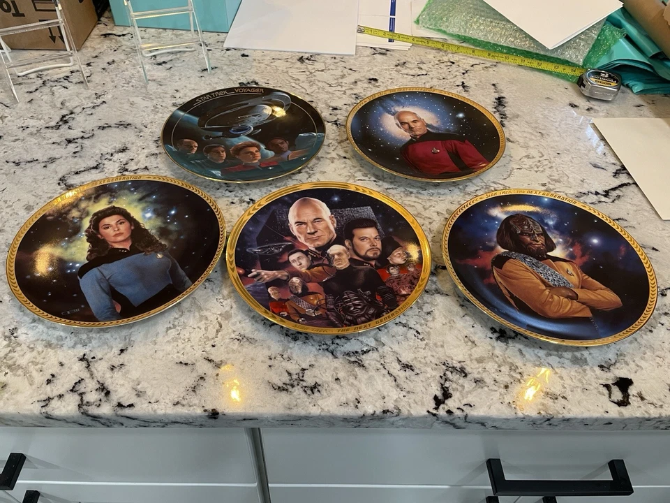 Lot of 5 Star Trek Collector Dinner Plates – 8" Gold-Trimmed – Deanna Troi, Lt. - Image 4 of 4
