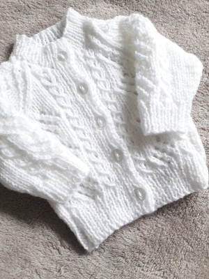 0-3 Monate Mädchen handgestrickte weiße Baby Strickjacke. Geschenkidee. 19'' Truhe