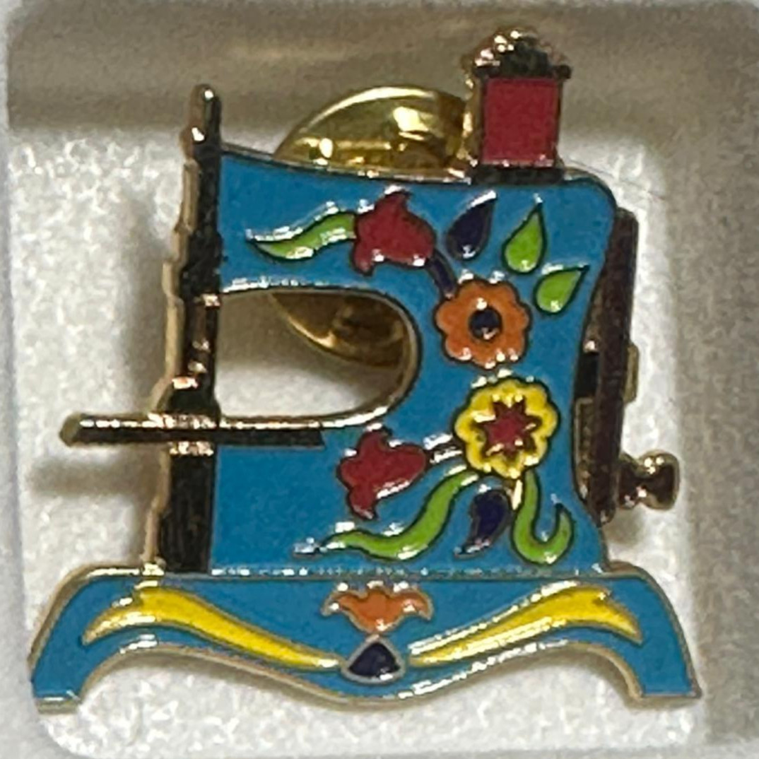 ビンテージ　かけ布 Sewing Machine Colored Enamel Vintage Tack Pin T-6266 | eBay