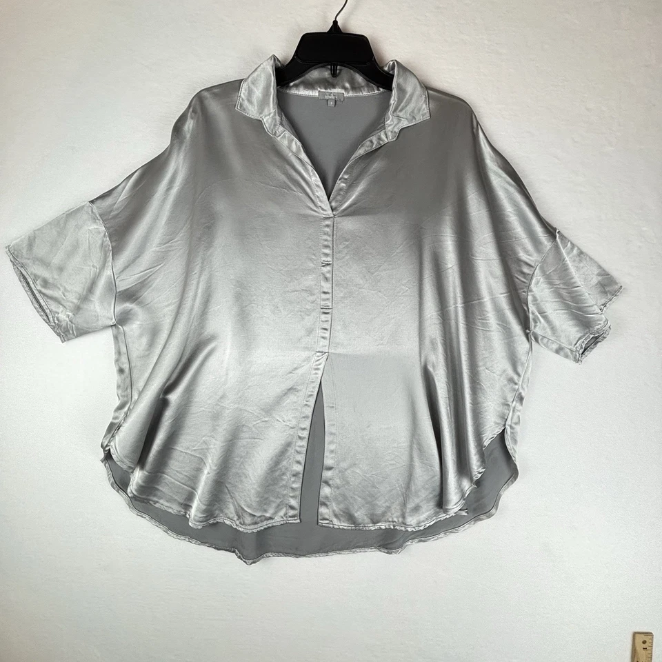 Top de satén PJ Harlow Fran con cuello azul mañana plateado pequeño hecho en EE. UU. Foto 3 de 4