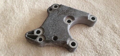 Power steering pump mounting bracket