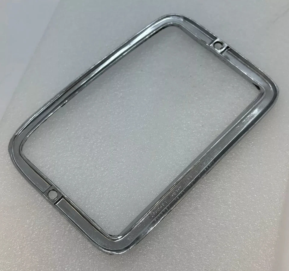 Chrysler 300 1969 bisel de luz de estacionamiento del lado izquierdo del conductor 2930451 nuevo en stock Foto 3 de 4