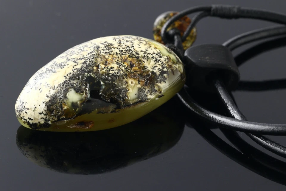 正品 BALTIC AMBER 白色绿色皮革吊坠 40.6 克 200304-11 — 第 2/4 张图片