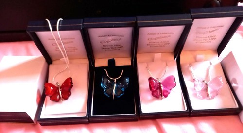 CIONDOLO LALIQUE FARFALLA BLU FUCSIA, ROSA, TRASPARENTE E CRISTALLO - ECCEZIONALE - Foto 4 di 9