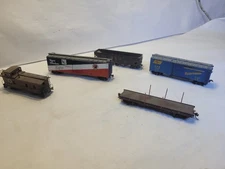 LOT Of 5 HO SCALE FREIGHT TRAIN ROLLING STOCK RAILROAD CARS-SOME NEED COUPLERS