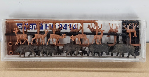 Figuras de animales a escala Preiser/Merten HO (1:87) - 12 caballos y 12 jabalíes #2414 | Condition: New
