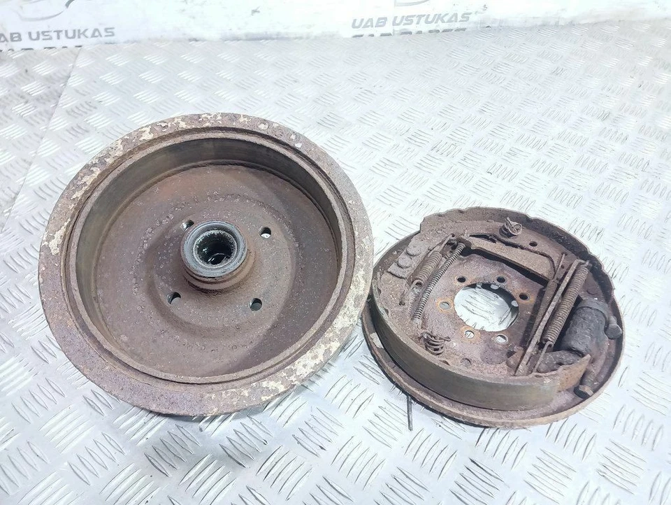 Tambor freno trasero derecho Audi 100 200 5000 C3 1985 gasolina 66kW UST58979 Foto 2 de 3