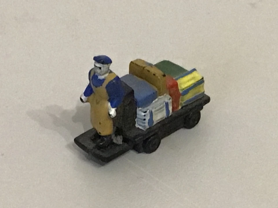 H0 DDR  Bahnsteigdekoration  alter  Kofferkuli