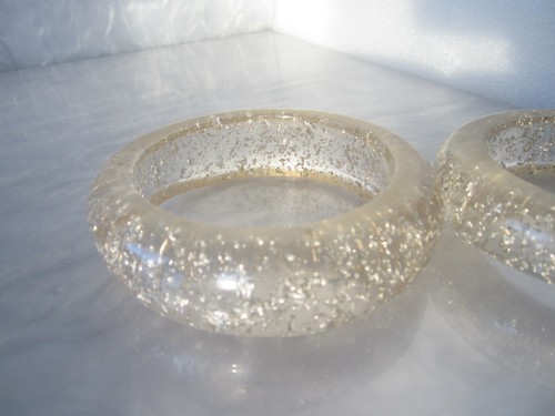PAIR OF BEAUTIFUL VINTAGE LUCITE GLITTER TAPERED BANGLE BRACELETS - Picture 4 of 10
