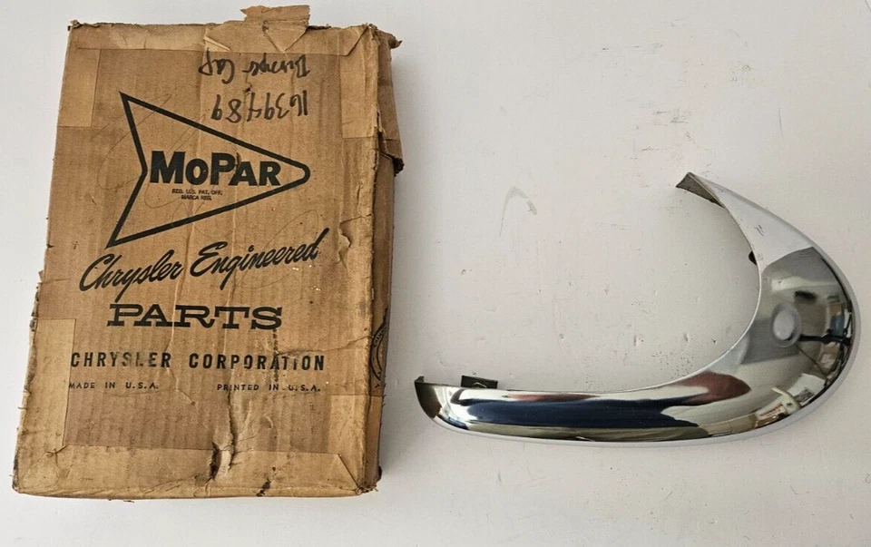 Хромированная крышка верхнего бампера со стороны водителя для Dodge 1957-1958 годов выпуска 1639489 новая из старых запасов. - Изображение 3 из 4