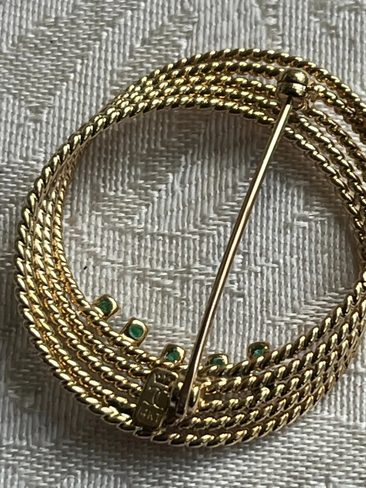 Prendedor/broche remolino cuerda oro amarillo 14K Chanel vintage raro con esmeraldas Foto 4 de 4