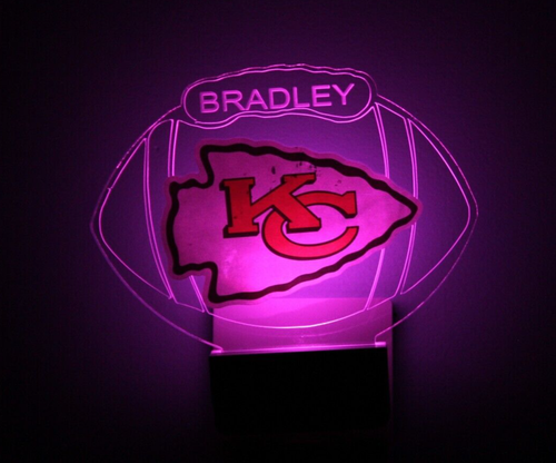 Enchufe LED personalizado con luz nocturna de los Kansas City Chiefs de la NFL, sensor de atardecer a amanecer - Imagen 8 de 11
