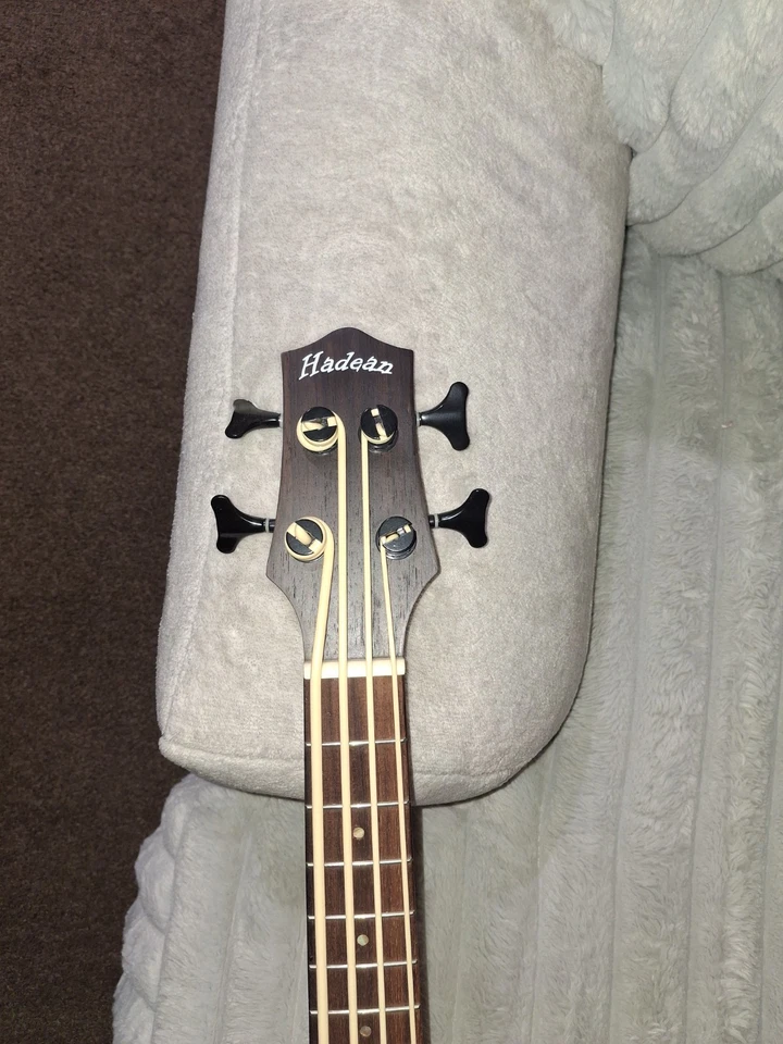 Ukelele Koa Bass de Hadean con afinador incorporado. Foto 2 de 4