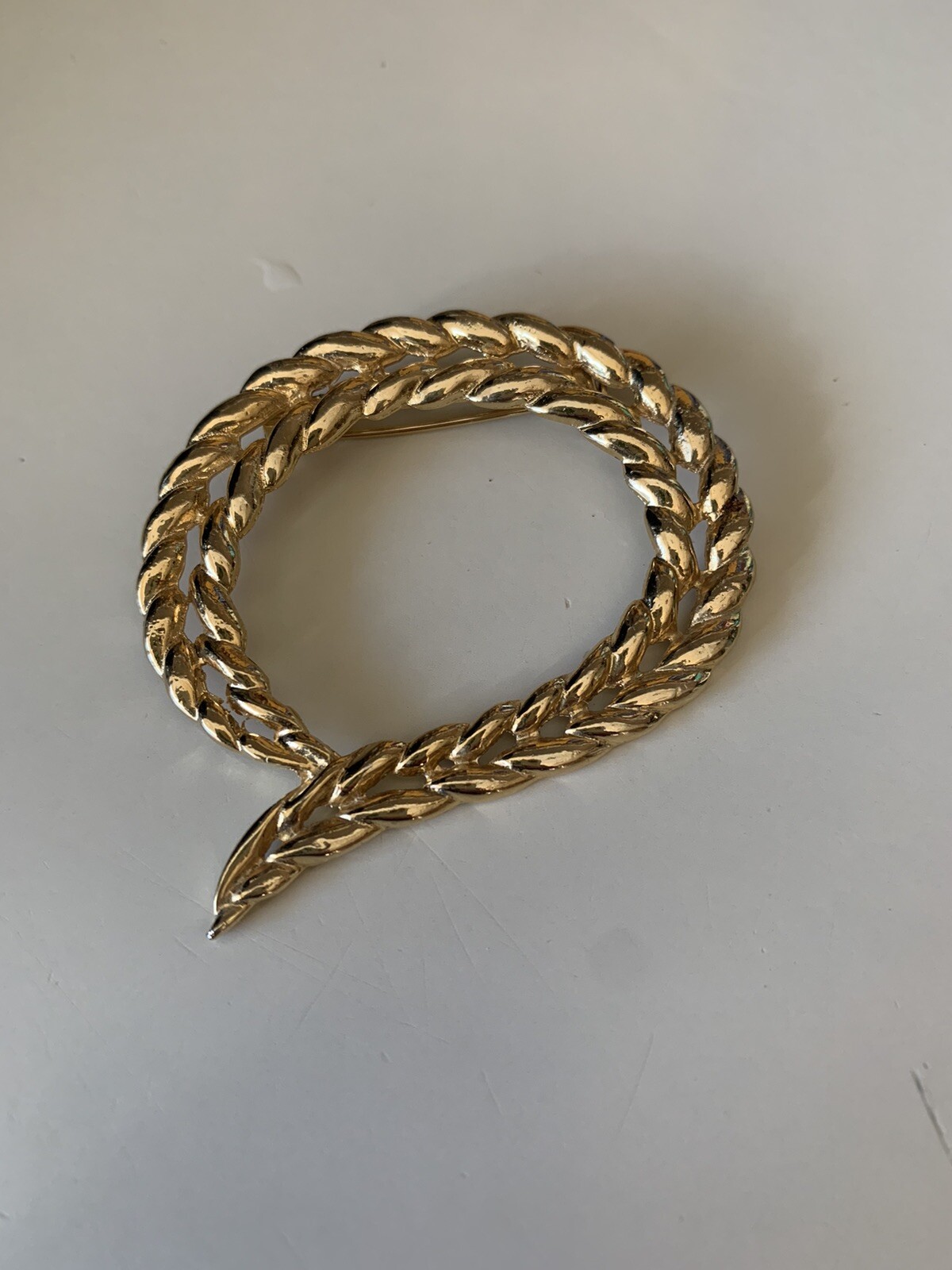 Robe Whirling Swirling Wave  Gold Tone Brooch Pin 2”vintage-image