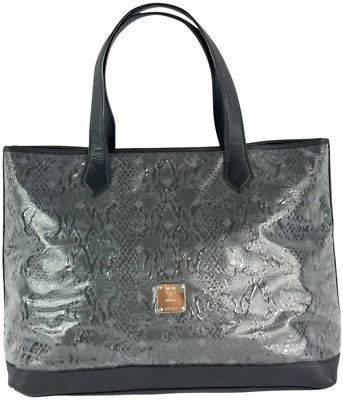 新品 PHENOMENON × MCM CANVAS TOTE レザー バッグ MCM x PHENOMENON Black Vinyl/Canvas and Leather Trim Visetos Tote