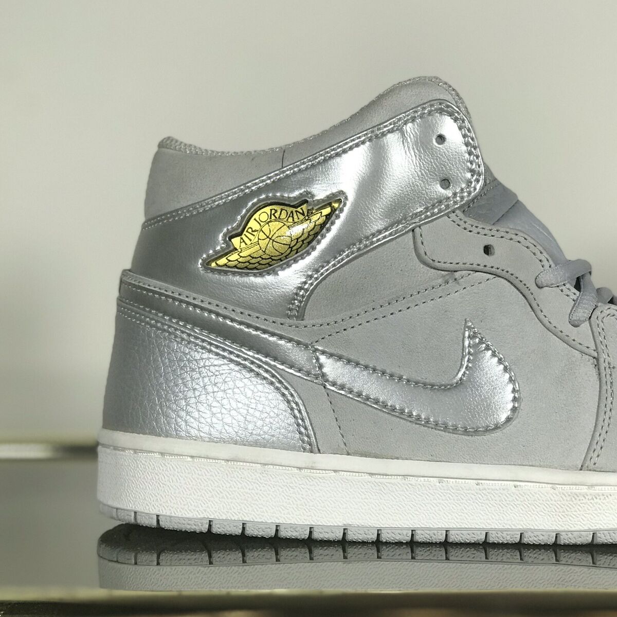 Air Jordan 1 Retro + Neutral Gry Metallic Silver 2001 136065 Air Jordan 1 Retro + Neutral Gry Metallic Silver 2001 136065