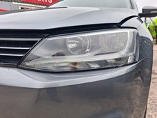 2012 VOLKSWAGEN JETTA MK6 PASSENGER SIDE FRONT HALOGEN HEADLIGHT - HAS CRACKS
