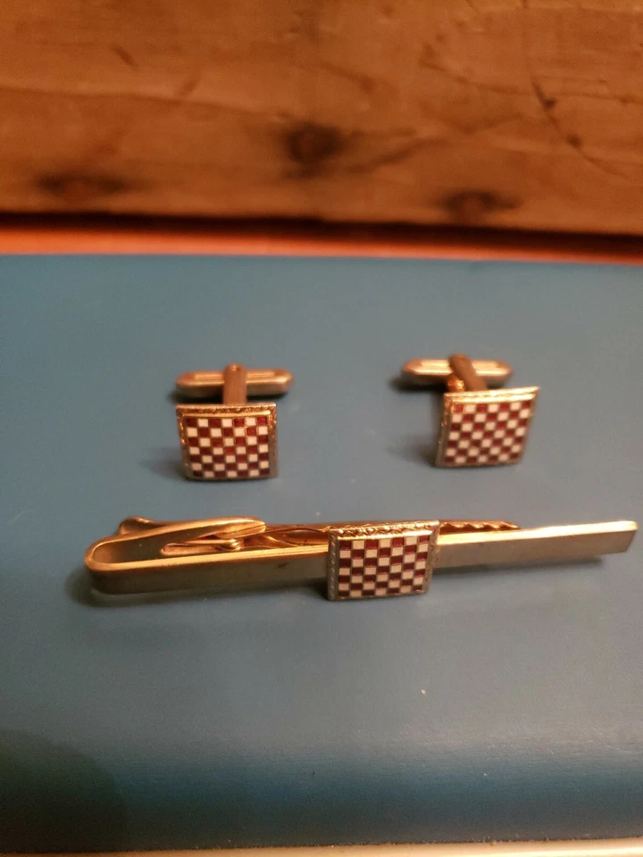 Juego de gemelos y clips de corbata Hickok tablero de ajedrez esmalte rojo y blanco Foto 2 de 4