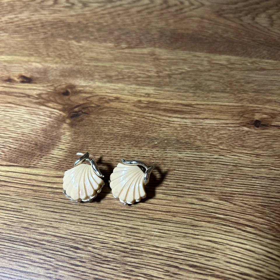 Brincos vintage CORO com clipe concha de lucite tom dourado rosa - Imagem 3 de 3