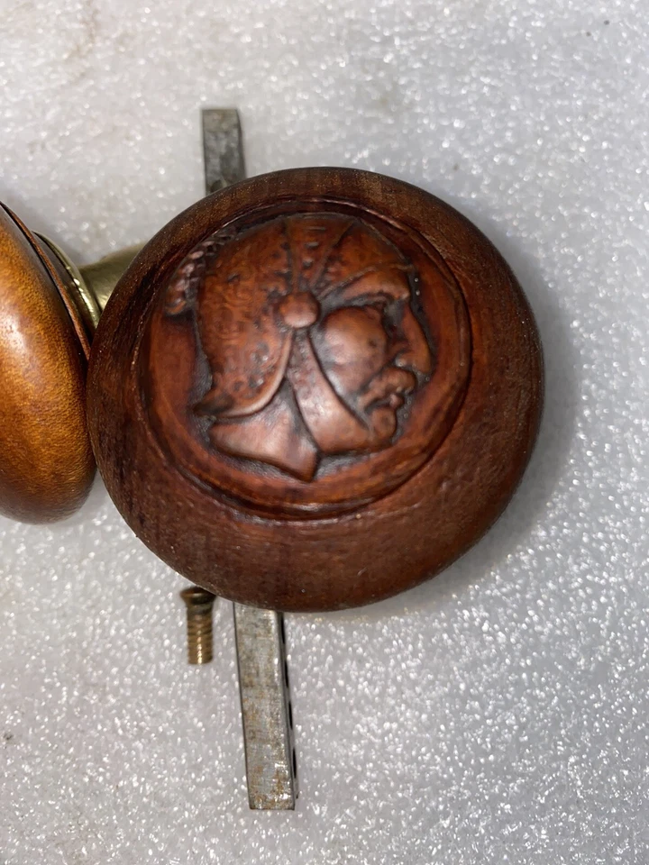 Antiguo juego de pomo de puerta de madera tallada victoriana de soldadura romana con carcasa de latón Foto 2 de 4