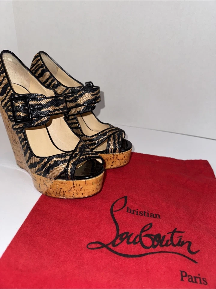 Christian Louboutin Salto Cunha Feminino Tamanho 38 Raffi Fivela Tigre  - Imagem 3 de 4