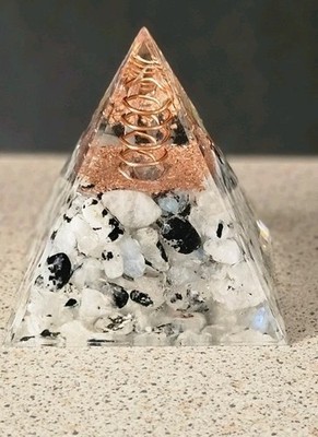 Ungewöhnlicher Briefbeschwerer in Pyramidenform mit Stein- und Kupferspule ummantelt