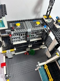 Lego City: Police:  Police Headquarters 7744 (2008) Retired. Instructions.