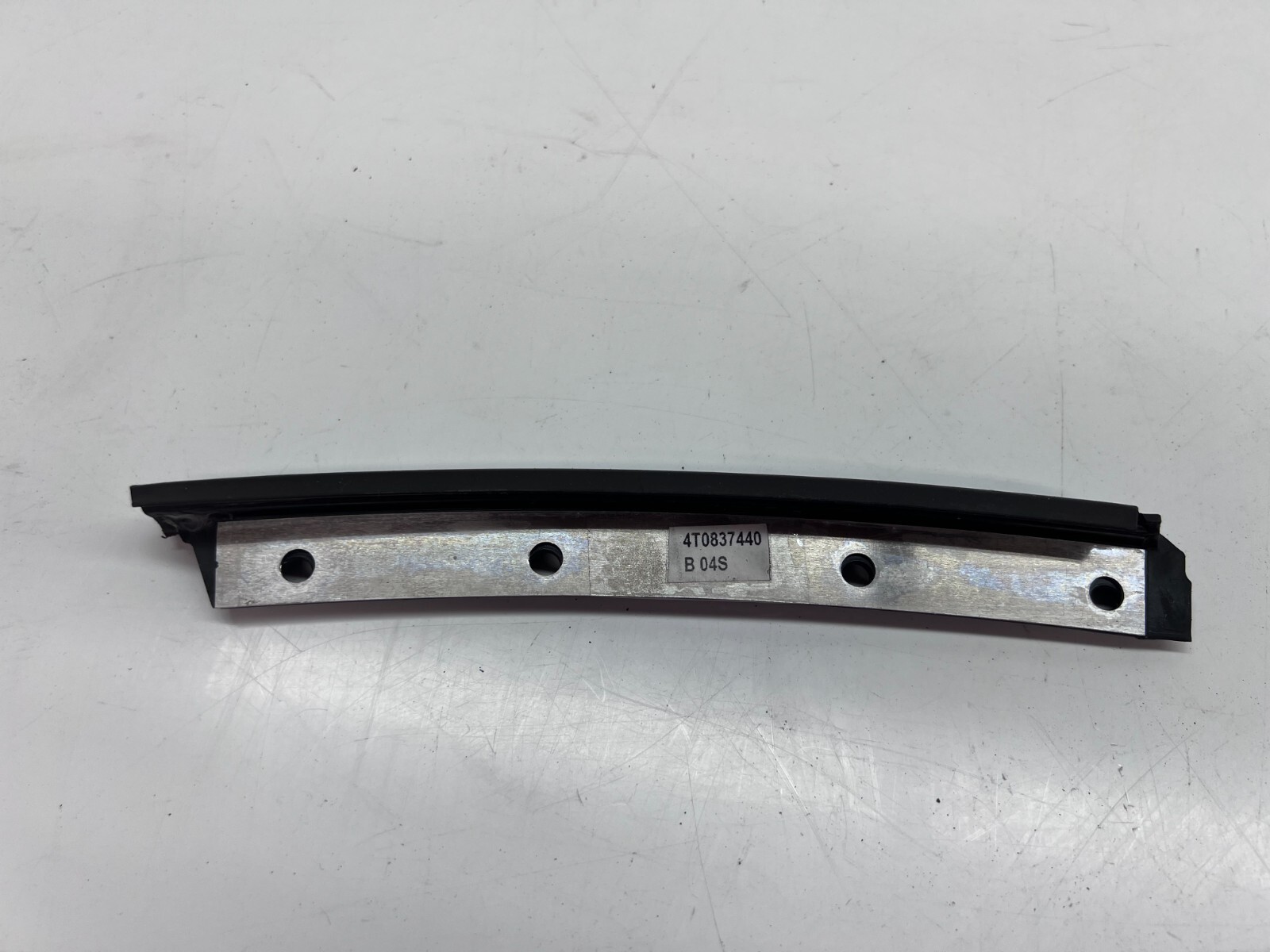 LAMBORGHINI HURACAN EVO PASSENGER RIGHT RH WINDOW GUIDE GASKET OEM 4T0837440