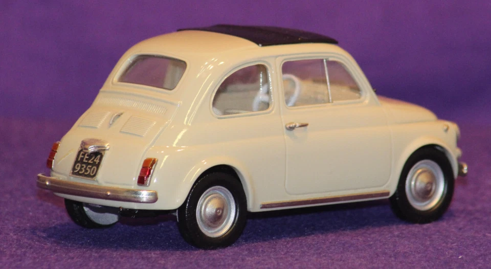 Modelos Brooklin - Momo. Fiat 500 F Berlina 1968. Beige. Báscula de escritorio 1:28. M/B Foto 4 de 4