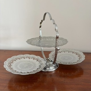 Porta torte pieghevole vintage cromato a tre livelli fantasia bordo smerlato anni '60