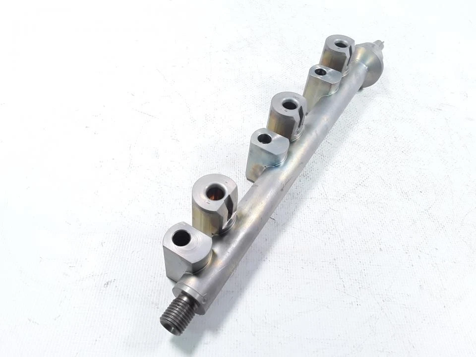 Nissan Rogue 2022- Fuel Rail Injection Moulding 95PP2 5 - Image 2 of 3