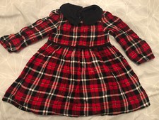 Jolie robe rouge à carreaux, col, manches longues. Robe de Noël