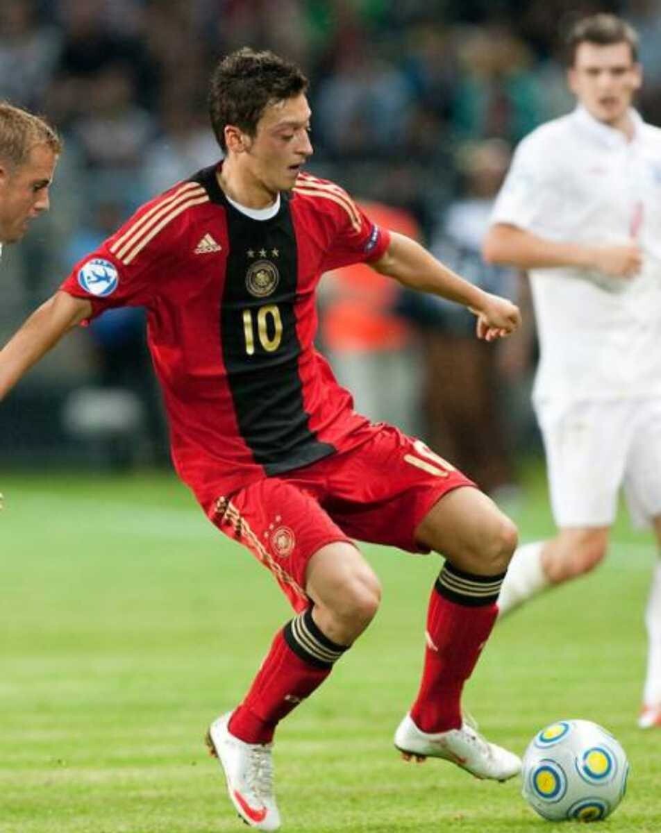 ドイツ代表ユニフォーム　エジルÖzil 8番　美品 Mesut Ozil FAN Jersey Black #8 Size Boys 140 / S Football