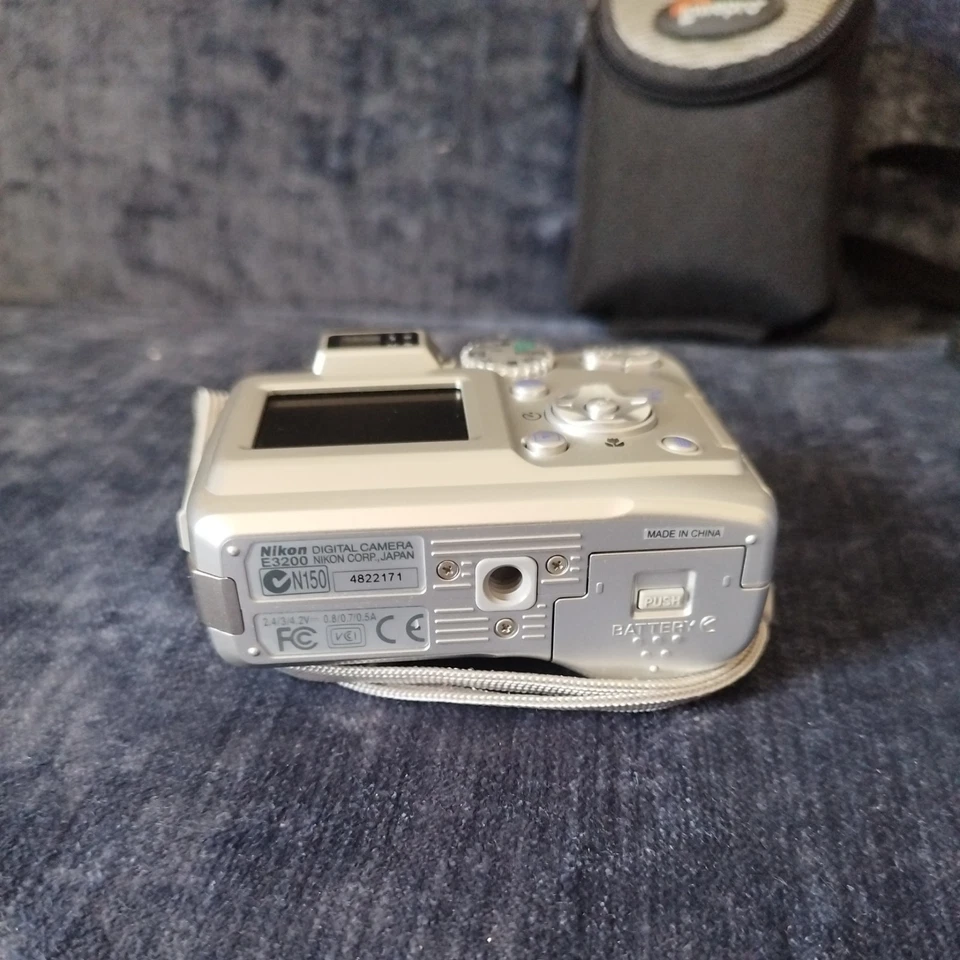 Nikon Coolpix 3200 Digital Camera Compact Silver, 3.2MP + Lowepro D-Res 8S case, photo 3 of 5